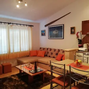 https://adria-apartments-pula.pula-hotels.org